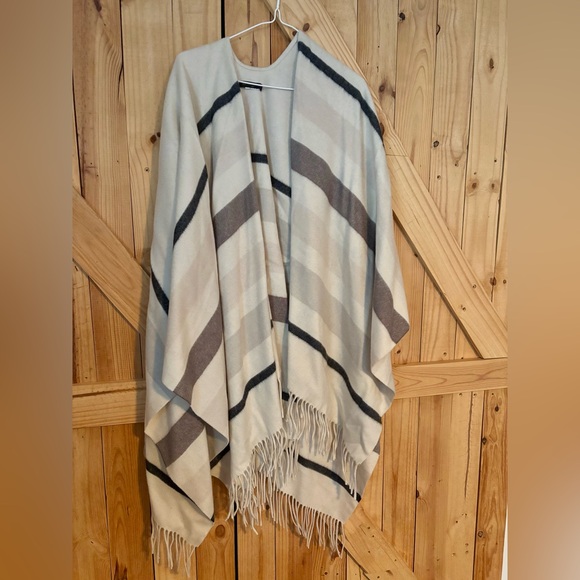Banana Republic poncho - Picture 1 of 6